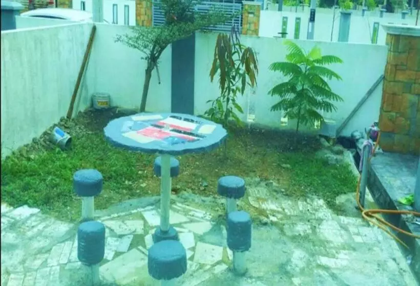 ペンション Oyo Home 90977 Azzinki Homestay