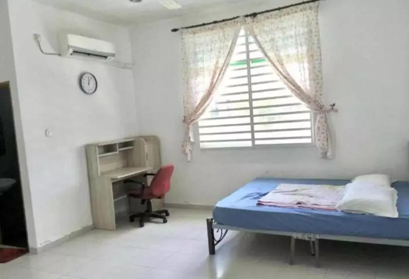 ペンション Oyo Home 90977 Azzinki Homestay