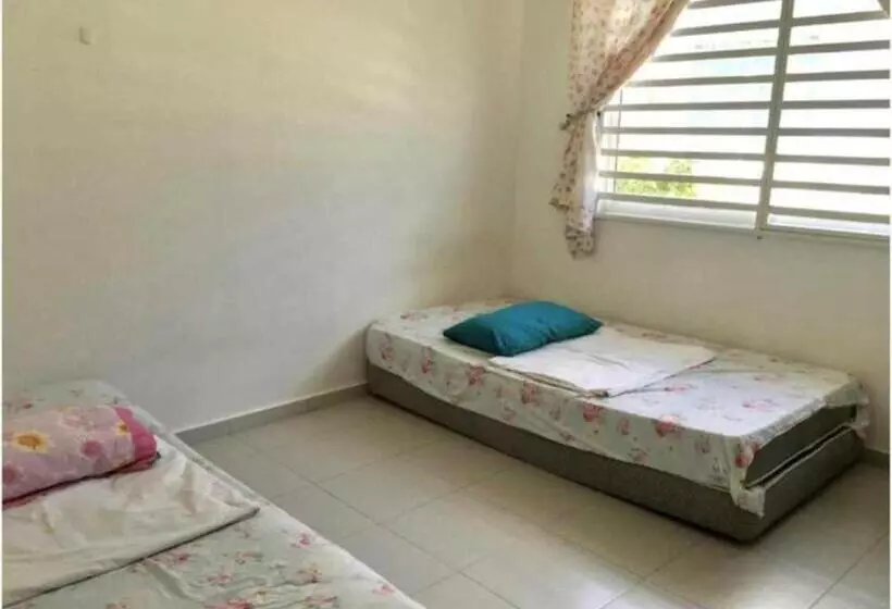 ペンション Oyo Home 90977 Azzinki Homestay