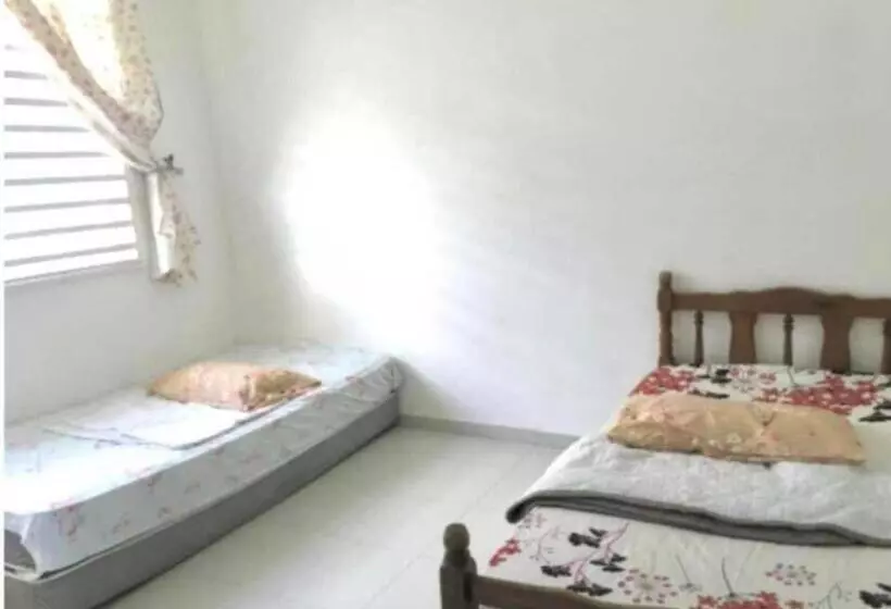 ペンション Oyo Home 90977 Azzinki Homestay