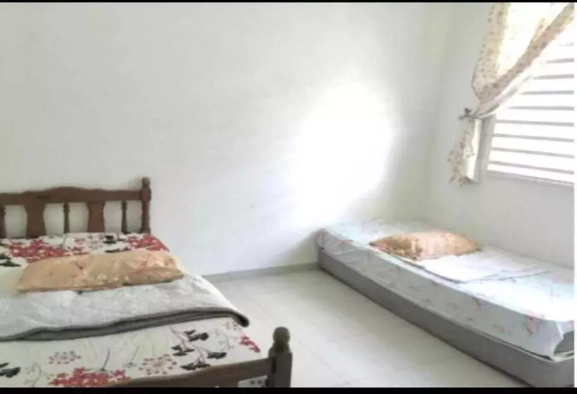 ペンション Oyo Home 90977 Azzinki Homestay