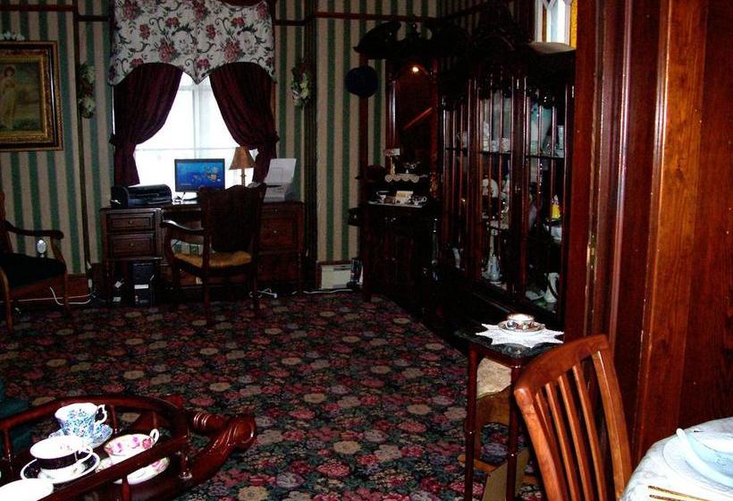 Colonial Charm Inn Bed & Breakfast