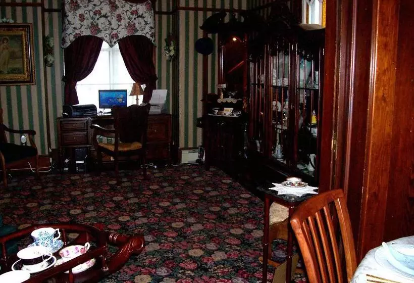 Colonial Charm Inn Bed & Breakfast