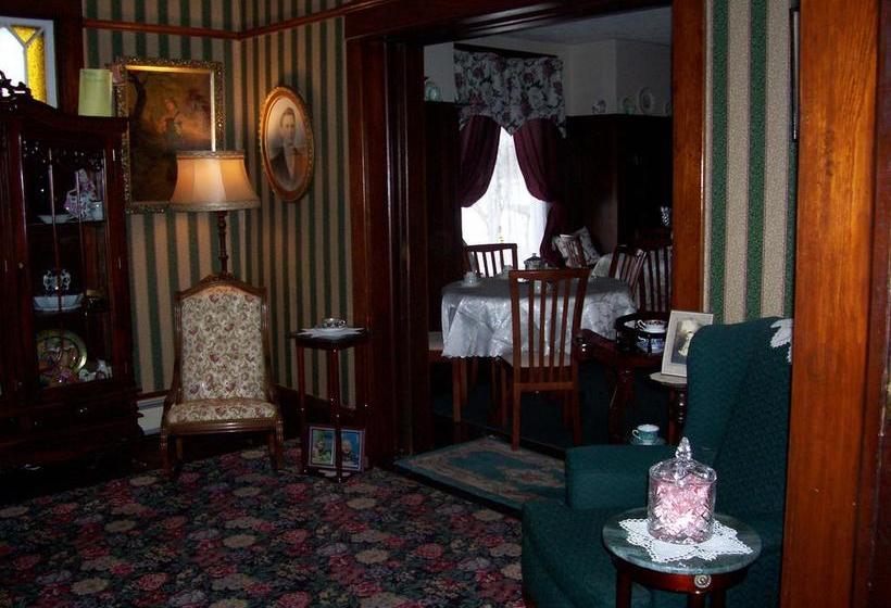 Colonial Charm Inn Bed & Breakfast