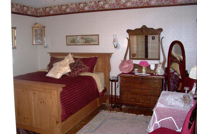 Colonial Charm Inn Bed & Breakfast