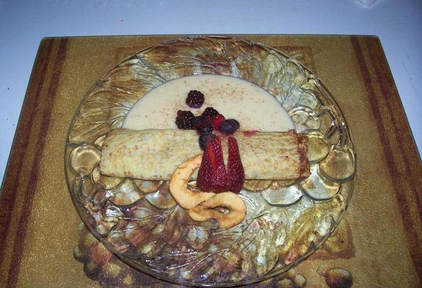 Colonial Charm Inn Bed & Breakfast