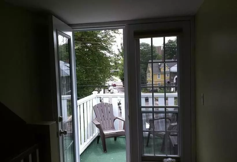 Colonial Charm Inn Bed & Breakfast