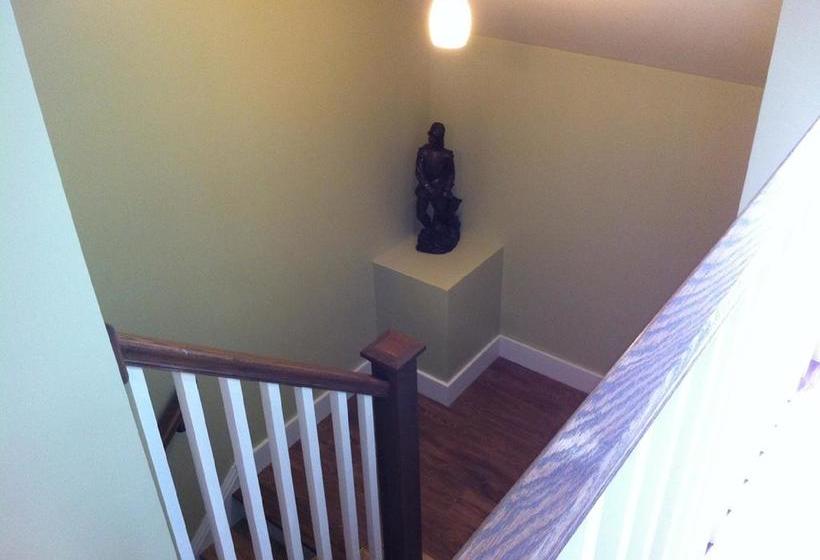 Colonial Charm Inn Bed & Breakfast