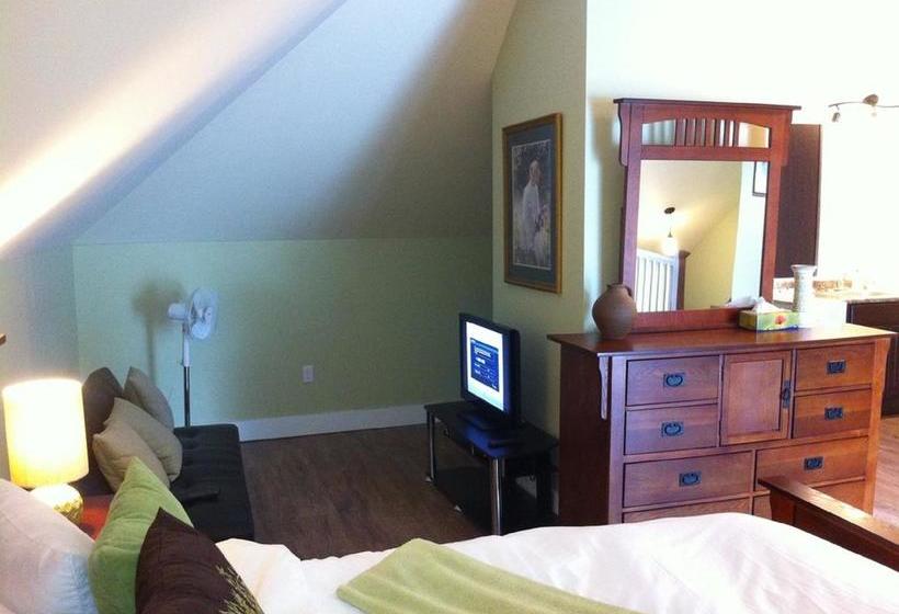 Colonial Charm Inn Bed & Breakfast