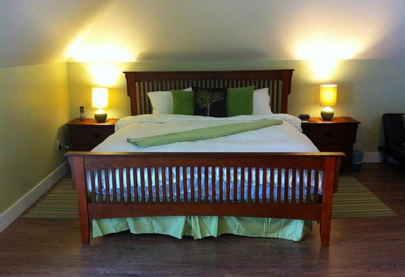 Colonial Charm Inn Bed & Breakfast