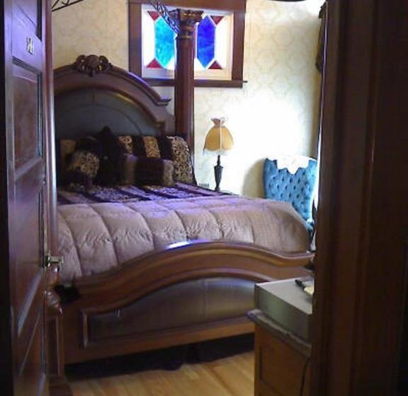 Colonial Charm Inn Bed & Breakfast