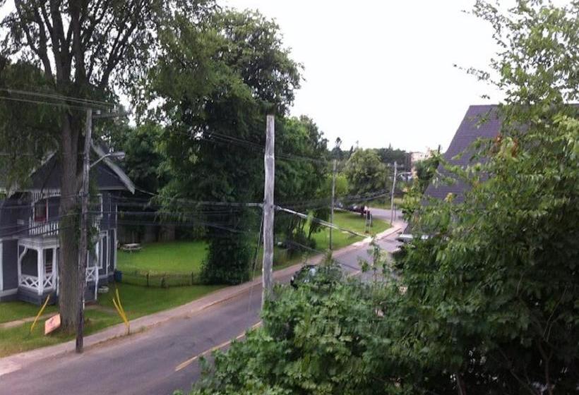 Colonial Charm Inn Bed & Breakfast