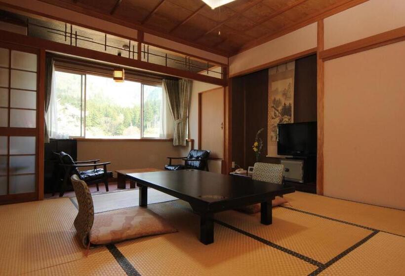 旅館 Gokayama Onsen Akaokan