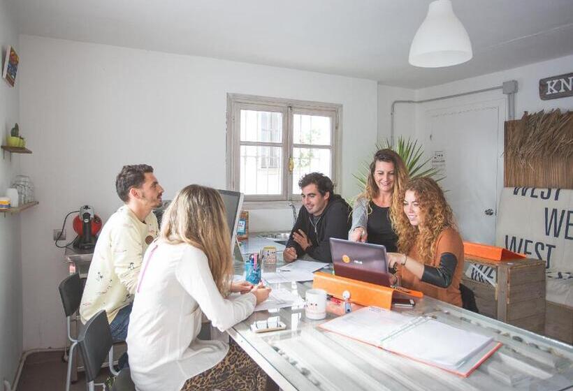 La Cocotera Boutique Hostel & Coworking