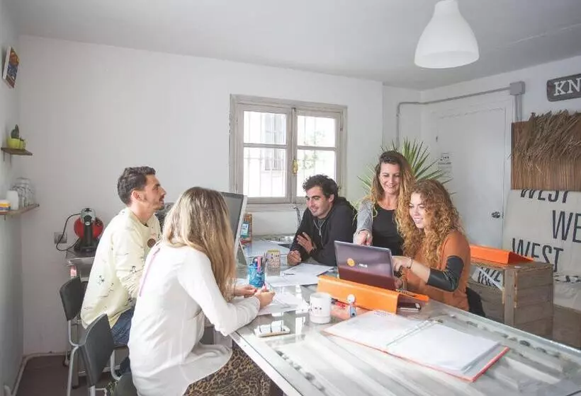 La Cocotera Boutique Hostel & Coworking