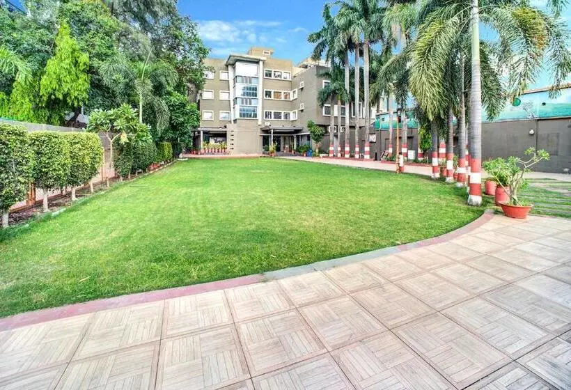 Fabhotel Bee Town