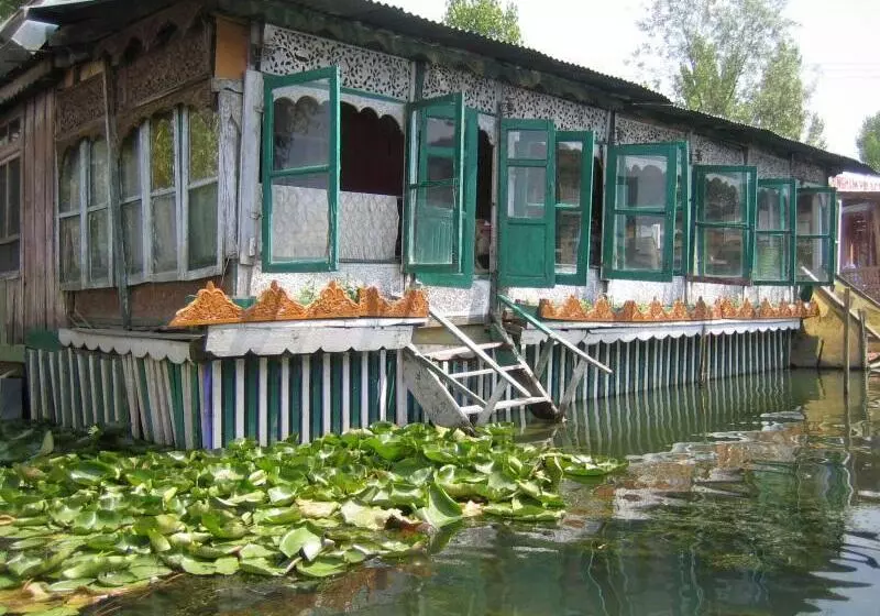 هتل Island Homestay In Dal Lake