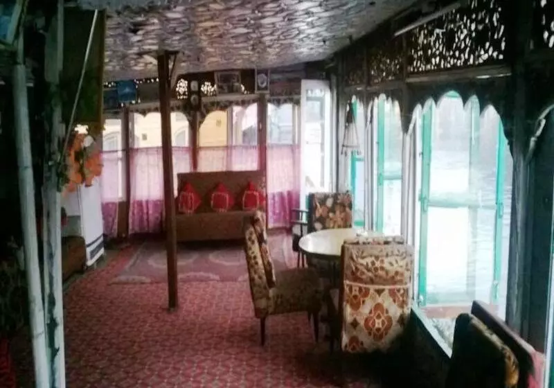 هتل Island Homestay In Dal Lake