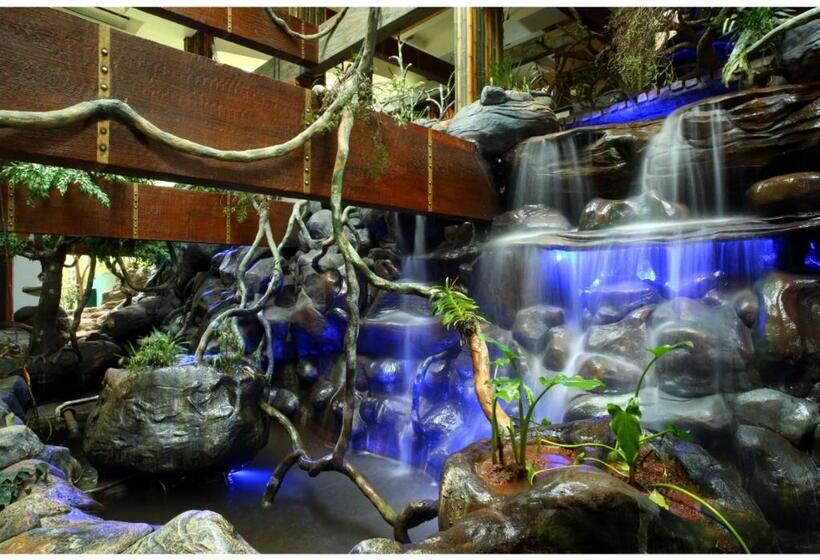 リゾートホテル Chandys Windy Woods Munnar