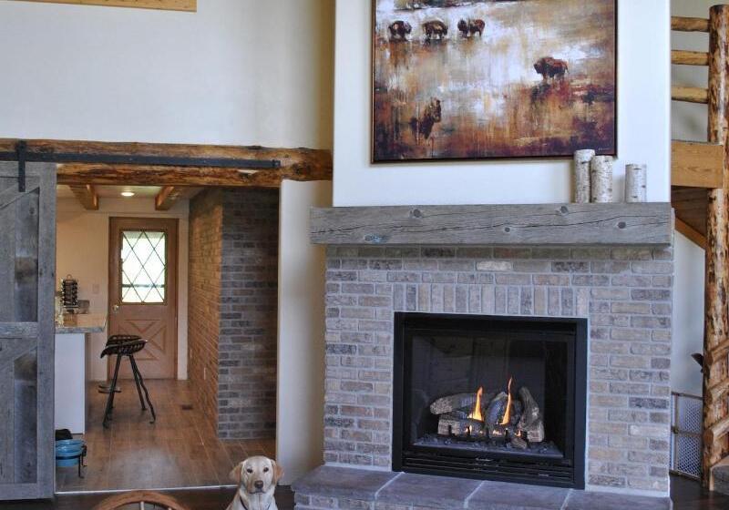 تختخواب و صبحانه Fin And Feather Inn