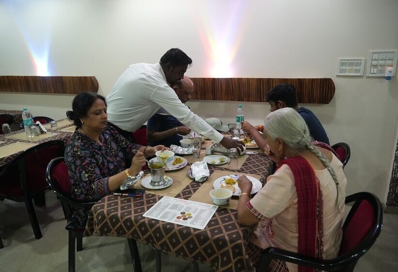 هتل Avon International