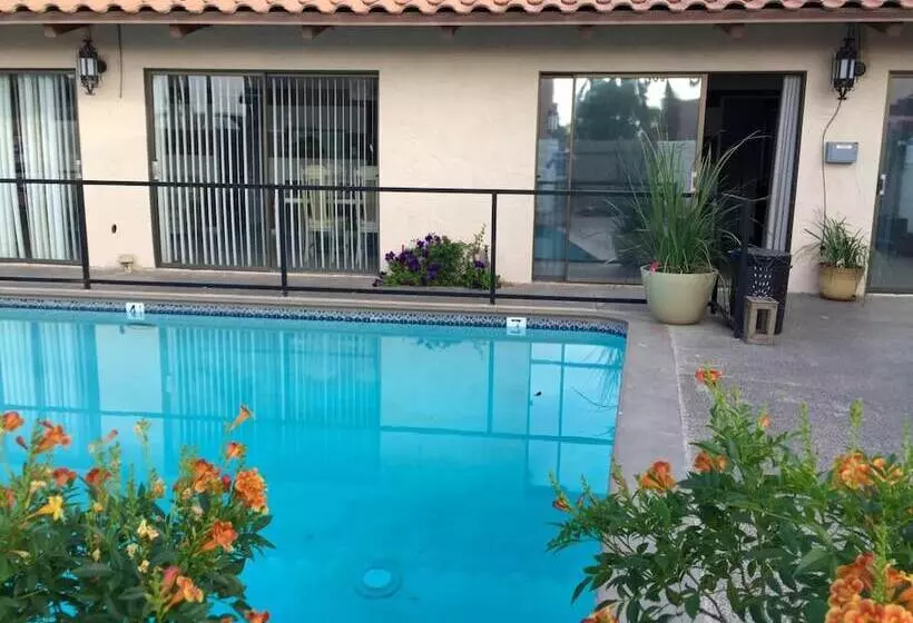 ホテル The Village Palm Desert