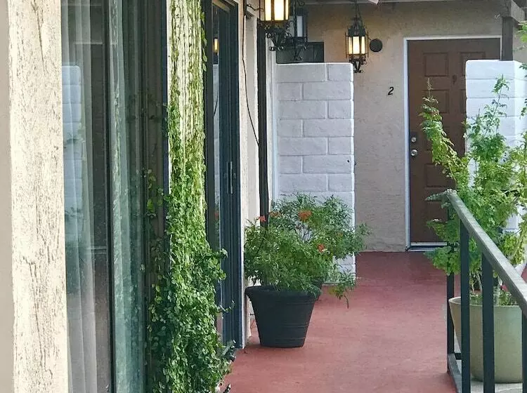 ホテル The Village Palm Desert