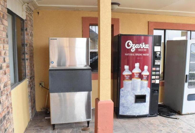 فندق على الطريق Delux Inn