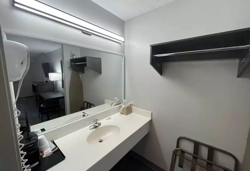 モーテル Embassy Inn  Hohenwald