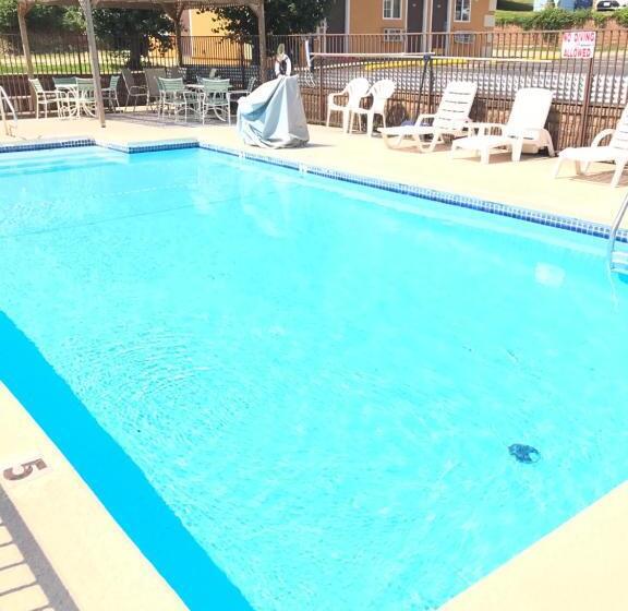 فندق على الطريق Economy Inn & Suites