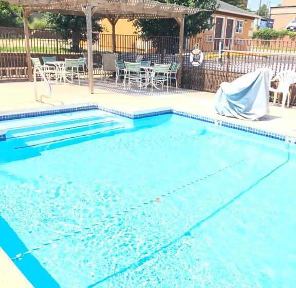 فندق على الطريق Economy Inn & Suites