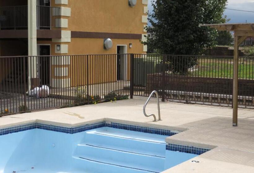 فندق على الطريق Economy Inn & Suites