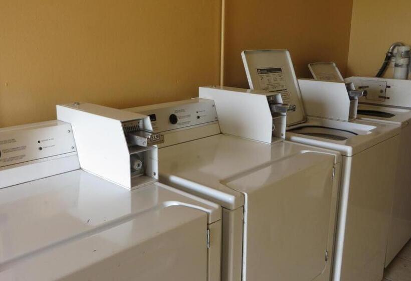 فندق على الطريق Economy Inn & Suites