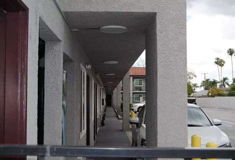 モーテル La Puente Inn