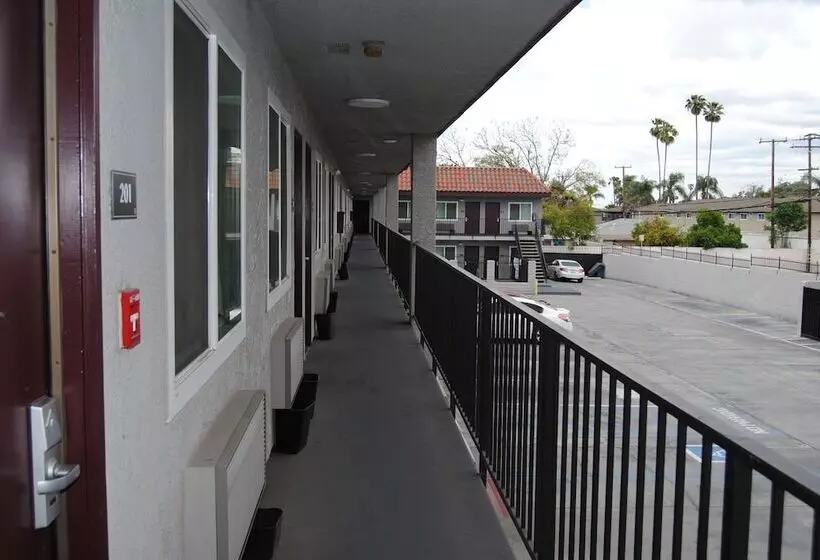 モーテル La Puente Inn