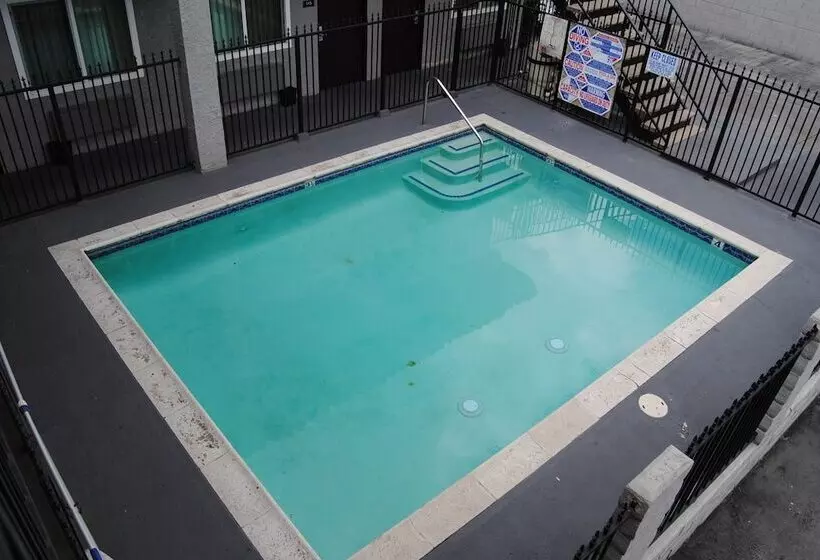 モーテル La Puente Inn