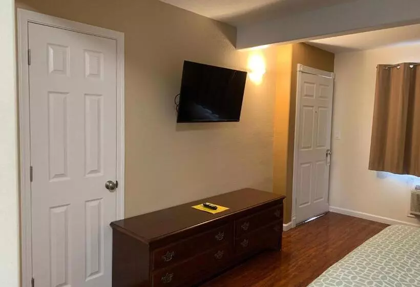 مُتل Townhouse Inn & Suites
