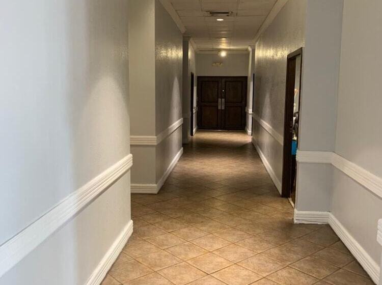 Ez 8 Motel Airporter