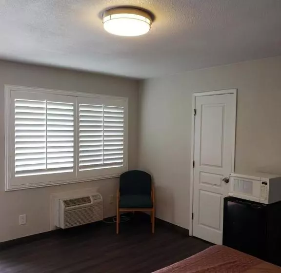 Hotelli Classic Inn And Suites