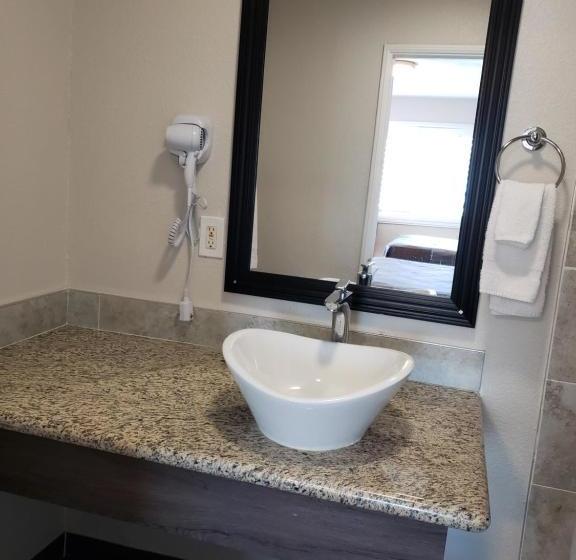 Отель Classic Inn And Suites