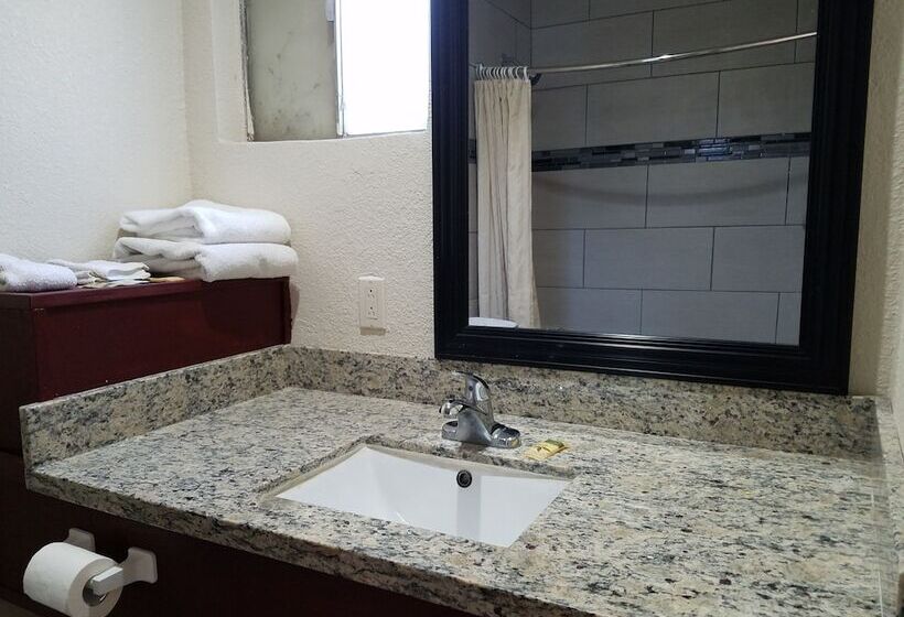 Отель Classic Inn And Suites