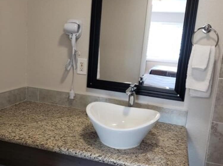 Отель Classic Inn And Suites