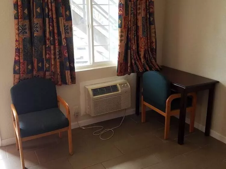 Hotelli Classic Inn And Suites