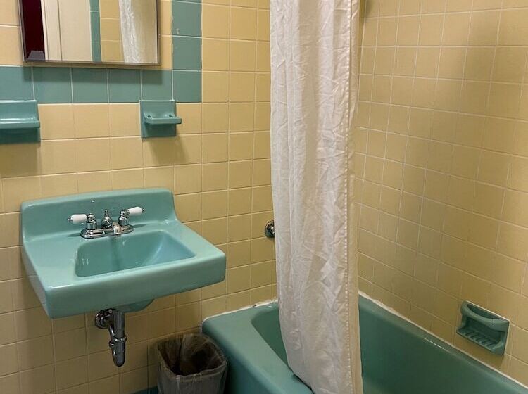 Thruway Holiday Motel