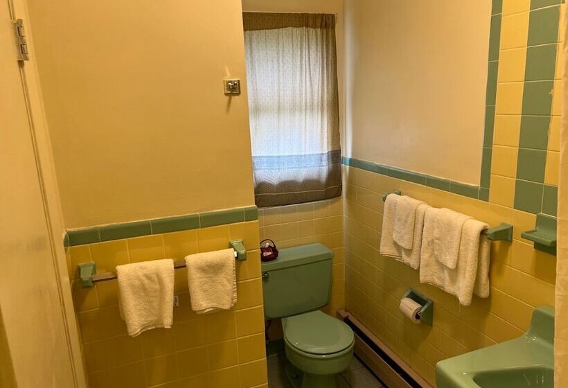 Thruway Holiday Motel