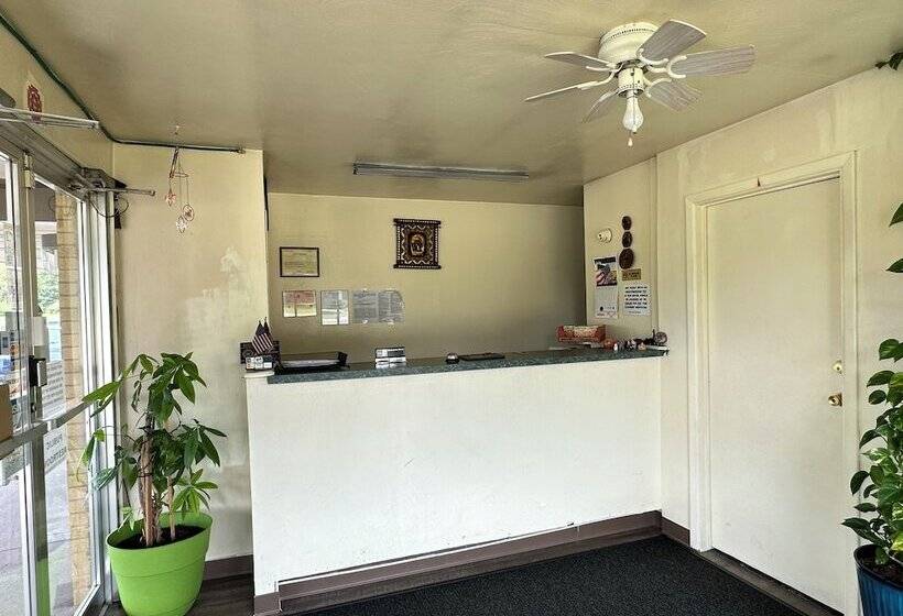 Thruway Holiday Motel