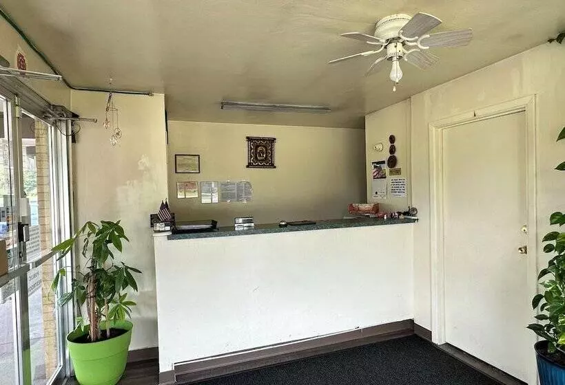Thruway Holiday Motel