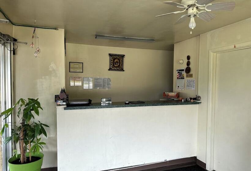 Thruway Holiday Motel