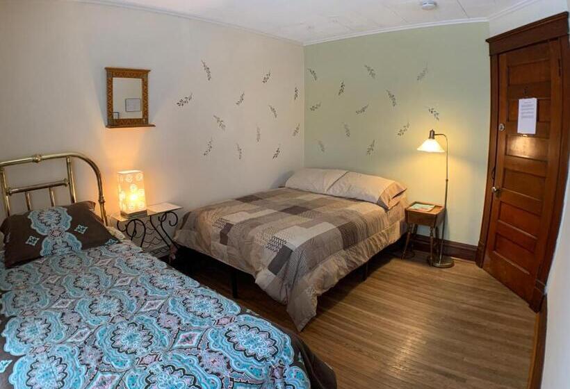 Wanderfalls Guesthouse & Hostel