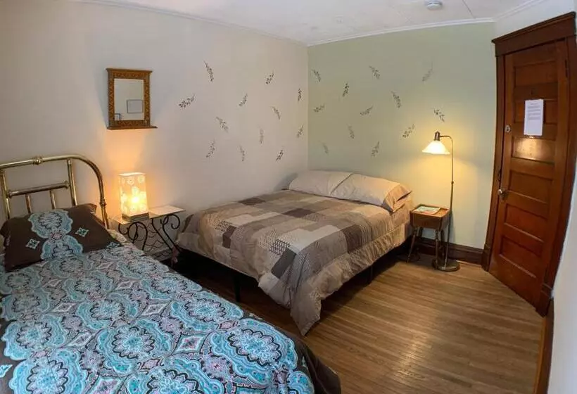 Wanderfalls Guesthouse & Hostel